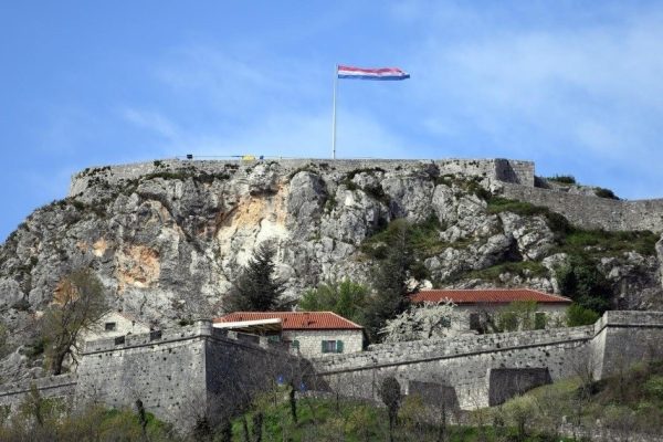 Croatian Flag Stolen from Knin Fortress: National Symbol Targeted by Thieves!