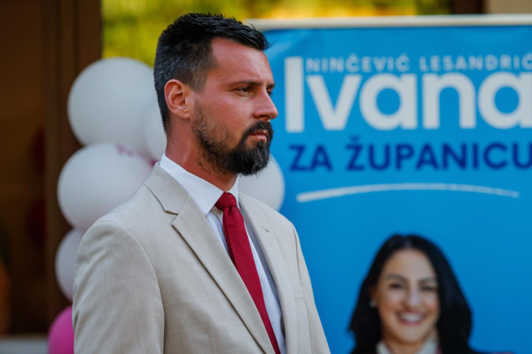 Lampioni i uvredljive poruke ispred stana Bojana Ivoševića nakon lokalnih izbora u Splitu
