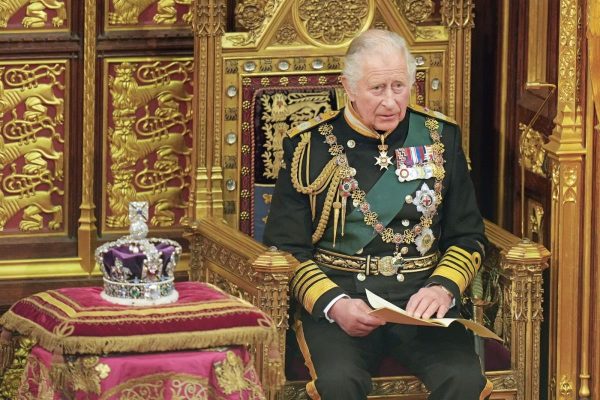 kralj charles boluje od neizlječivog raka i priprema javno pomirenje s princom harijem