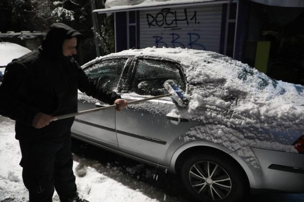 как правильно очистить снег с автомобиля
