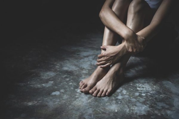 Muškarac uhapšen zbog teških povreda vanbračnoj partnerki sjekirom u Baru