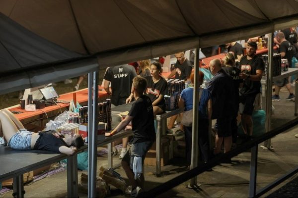 Haos na Thompsonovom koncertu na Hipodromu: Baklje, privođenja i radnici na ivici izdržljivosti