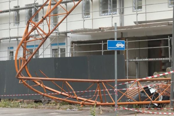 Oluja u Novom Beogradu: Kran pao, vetrovi haraju, a građani u panici!