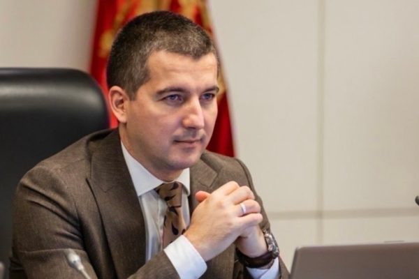 Bečić suspendirao još tri policijska službenika i raskinuo ugovore s dva vojnika: Crna Gora u borbi protiv korupcije i lojalnosti klanovima